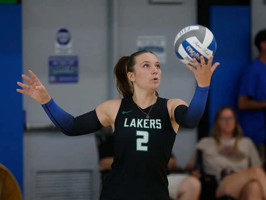 An FLCC volleyball player getting ready to serve