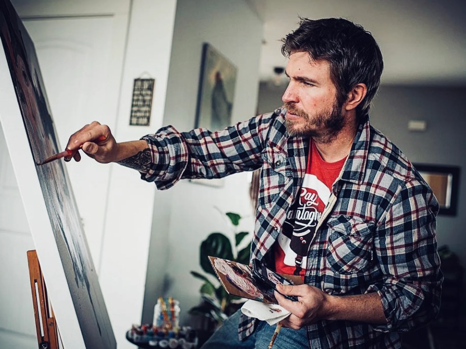 Picture of artist Chad Cleveland painting