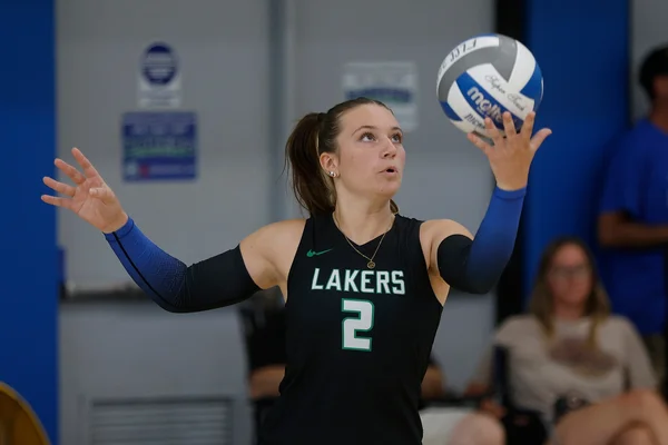 An FLCC volleyball player getting ready to serve