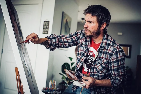 Picture of artist Chad Cleveland painting