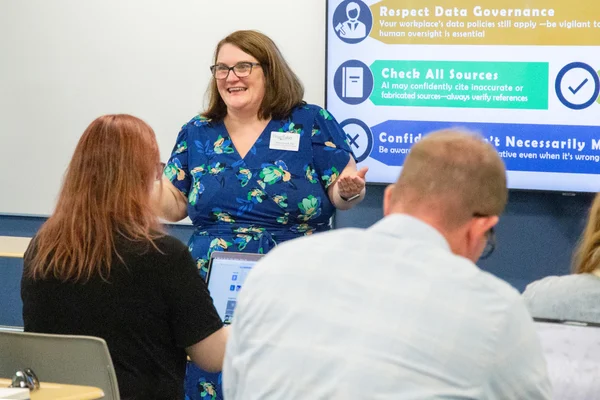 Presenter trains attendees on AI tips and tricks.