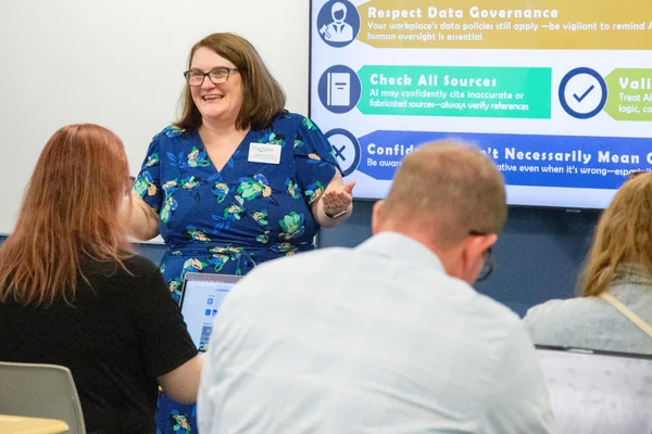 Presenter trains attendees on AI tips and tricks.